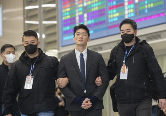 긴박했던 인천공항…체포된 전우원 "5·18 유가족에 사과, 민폐 끼쳐 죄송"